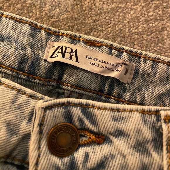 **SOLD** ZARA | straight leg light wash jeans EUC - Picture 4 of 4